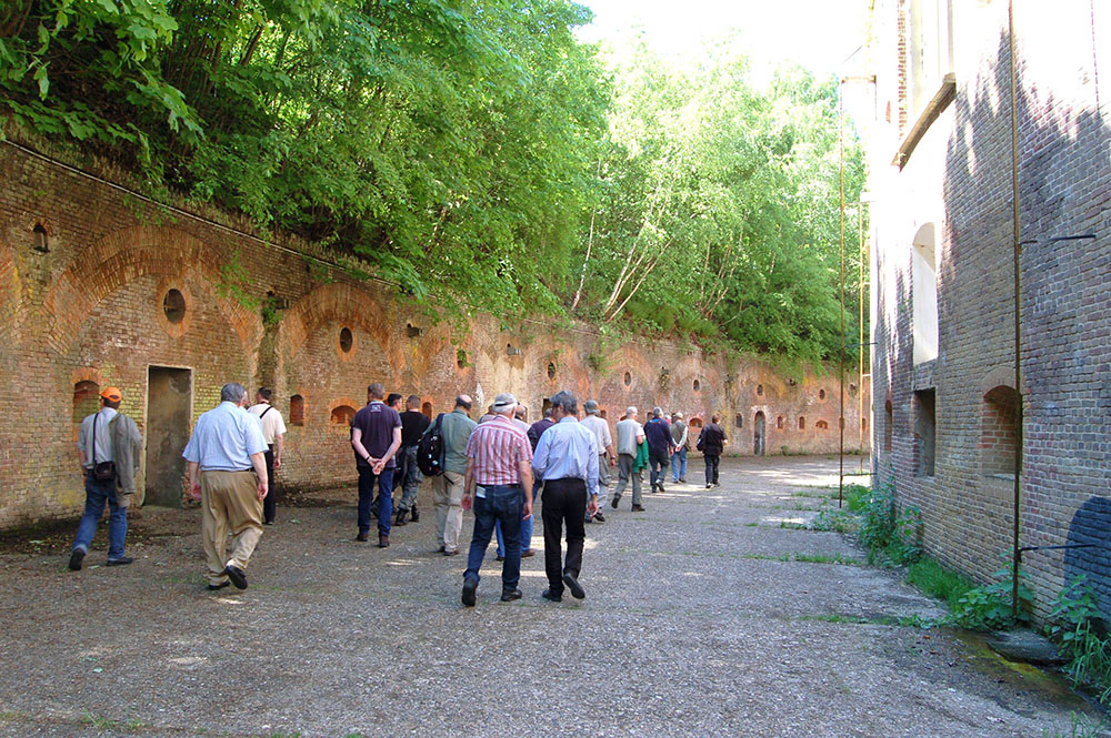 Bild 5: Die Gruppe im inneren, das Reduit umgebenden, Graben des Fort 8