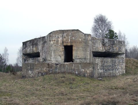 Artilleriebeobachtungsbunker, der während des Krieges auch als Ziel herhalten musste