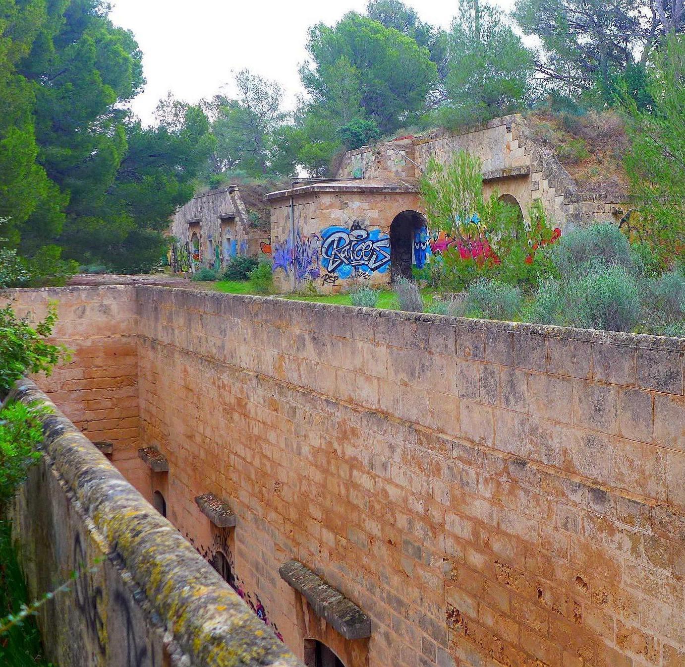 Fort Illetes, Untergrundkasematten und Traversen des Geschützwalles